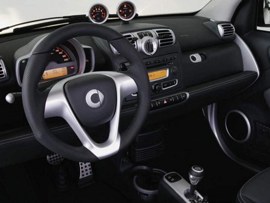 Торпедо Smart ForTwo Xclusive by Brabus 2008 года  (фото 2 из 17)